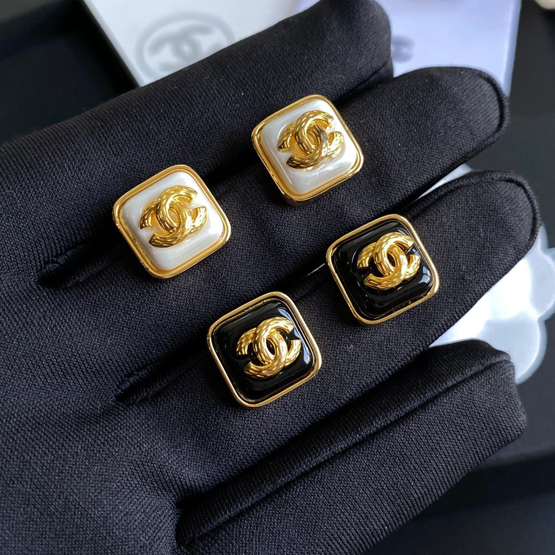 Boucles d'oreilles carrées avec logo en forme de lettre