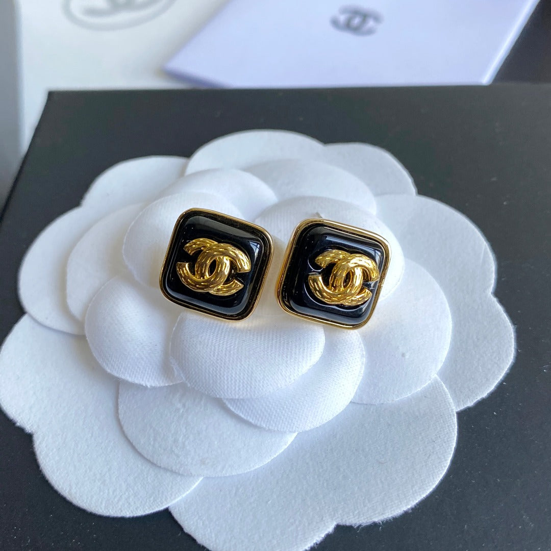 Boucles d'oreilles carrées avec logo en forme de lettre