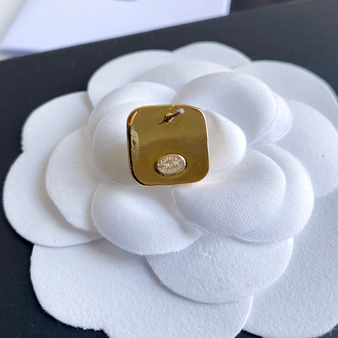 Boucles d'oreilles carrées avec logo en forme de lettre