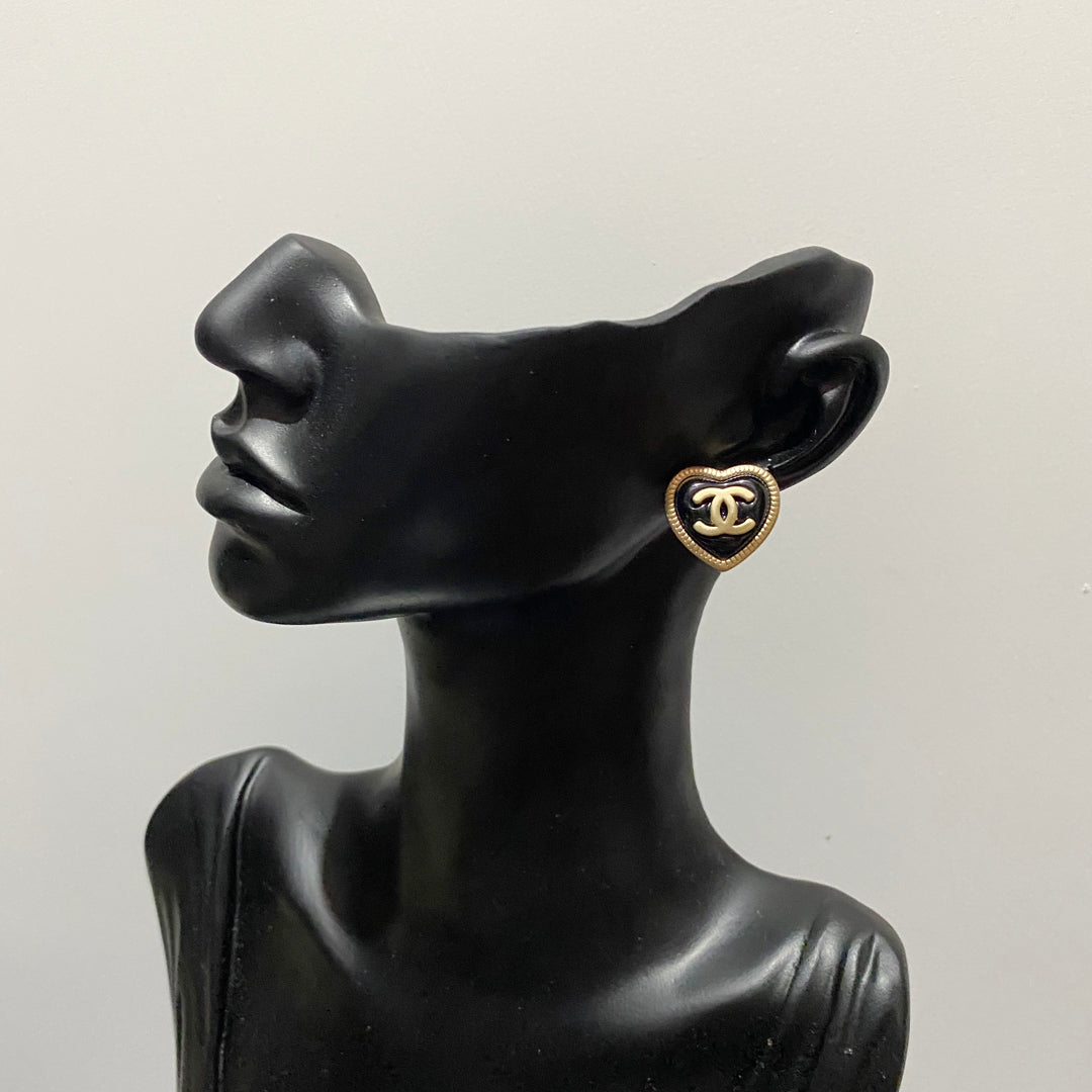 Boucles d'oreilles cœur noir élégantes