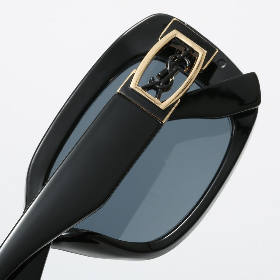 Lunettes de soleil rétro noires gravées du logo