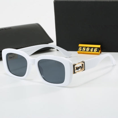 Lunettes de soleil rétro noires gravées du logo