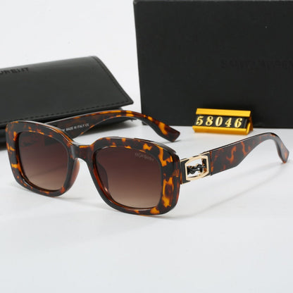 Lunettes de soleil rétro noires gravées du logo