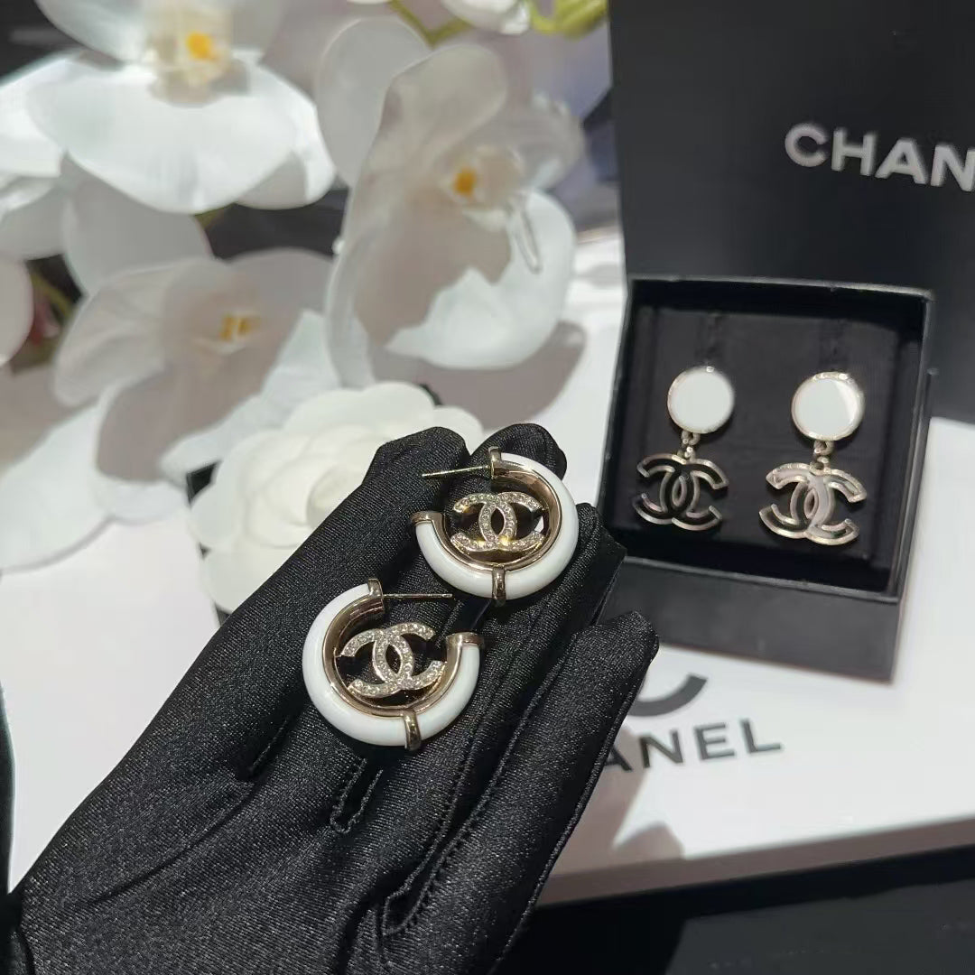 Boucles d'oreilles créoles demi-cercles en émail blanc
