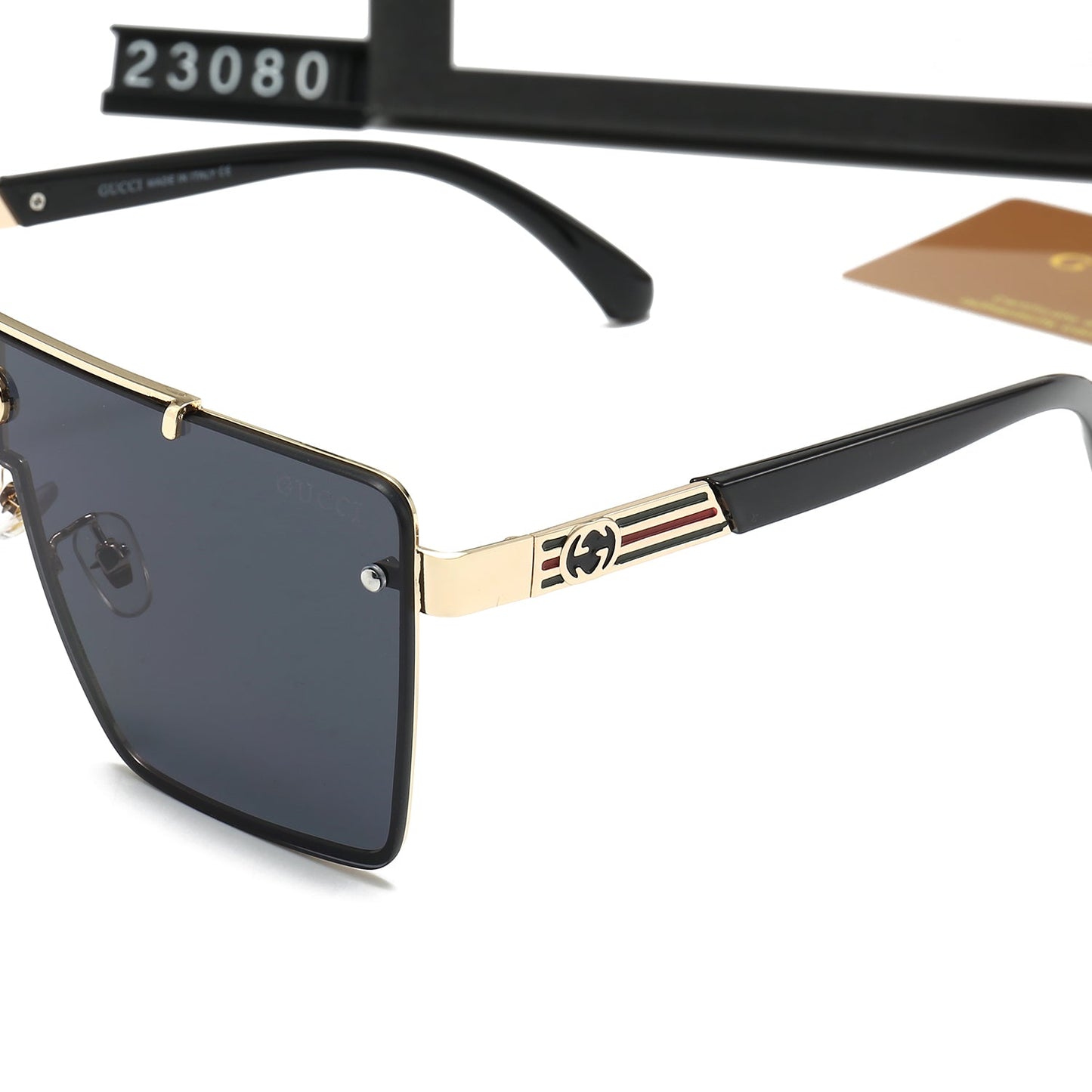 Gafas de sol de una pieza con montura a rayas a la moda