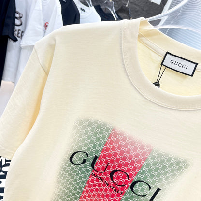 T-shirt imprimé rayé vert et rouge