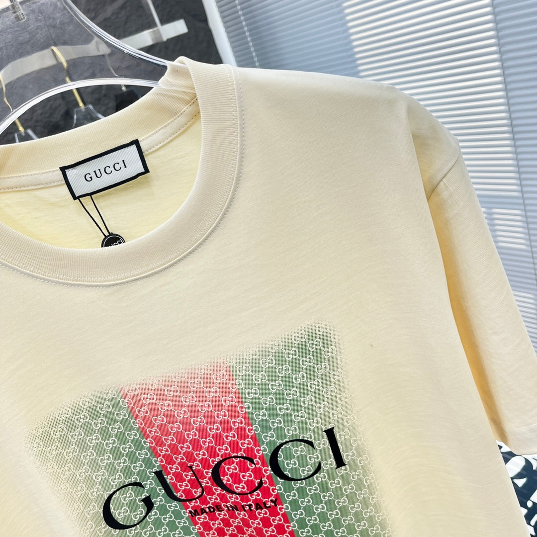 T-shirt imprimé rayé vert et rouge