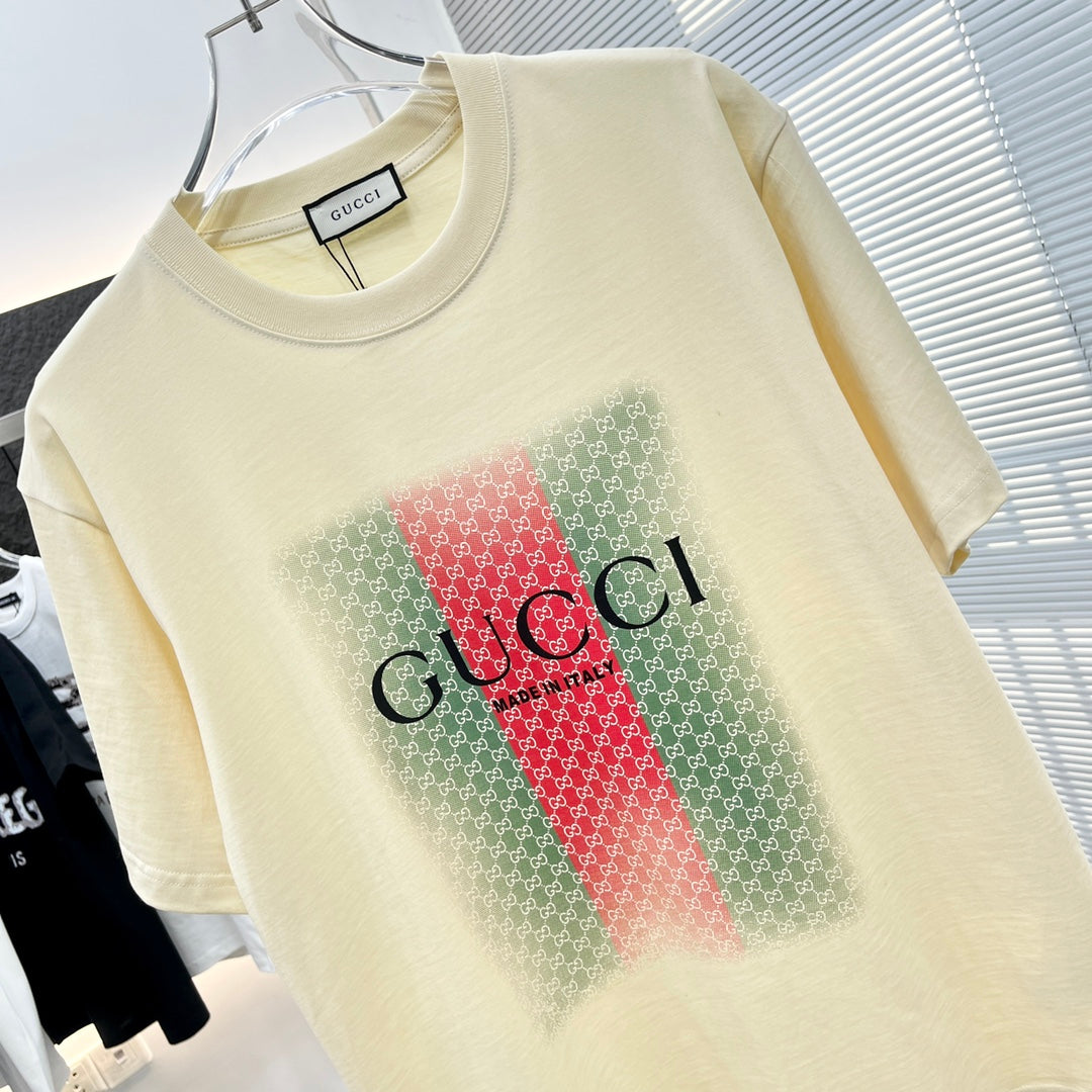 T-shirt imprimé rayé vert et rouge