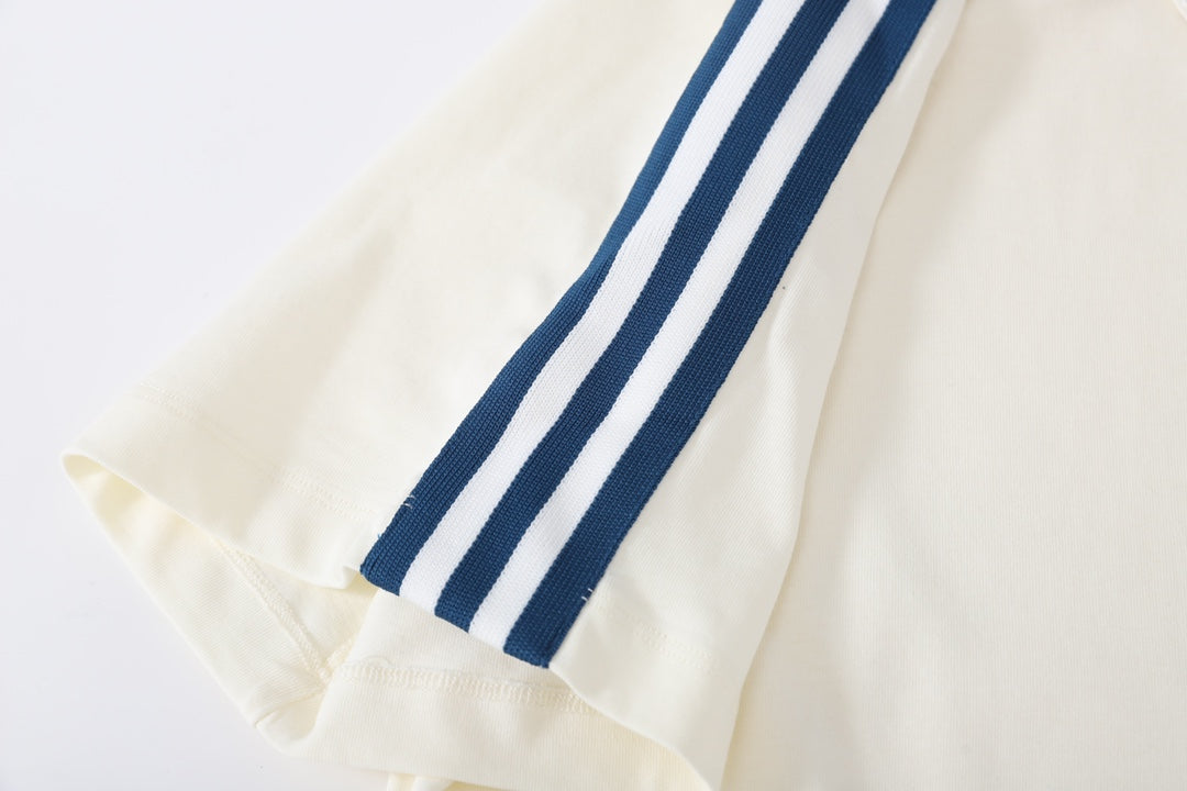 T-shirt à rayures aux épaules
